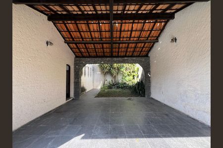 Garagem de casa para alugar com 4 quartos, 214m² em São José, Belo Horizonte