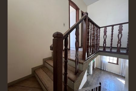 Casa para alugar com 214m², 4 quartos e 4 vagas Casa para alugar com 214m², 4 quartos e 4 vagasEscada