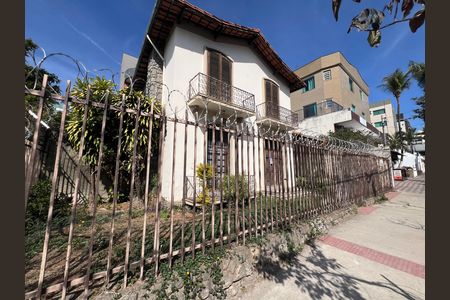 Casa para alugar com 214m², 4 quartos e 4 vagas Casa para alugar com 214m², 4 quartos e 4 vagasFachada