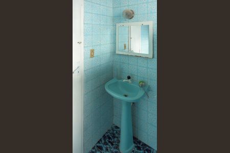Casa para alugar com 60m², 2 quartos e 1 vaga Casa para alugar com 60m², 2 quartos e 1 vagaBanheiro social