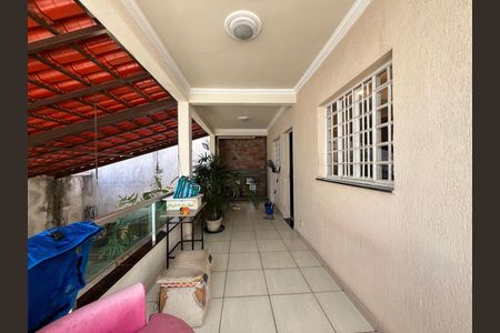 Casa à venda com 4 quartos, 150m² em Estrela Dalva, Contagem