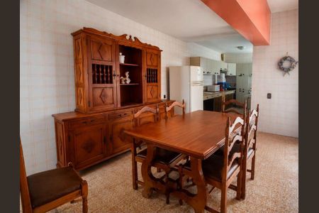 Casa à venda com 223m², 4 quartos e 1 vaga