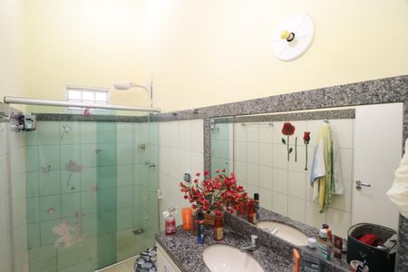 Casa para alugar com 250m², 3 quartos e 4 vagasBanheiro do Quarto 1