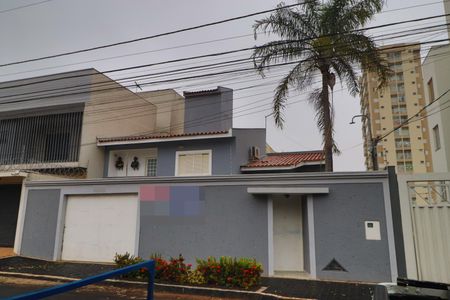 Casa para alugar com 250m², 3 quartos e 4 vagasFachada