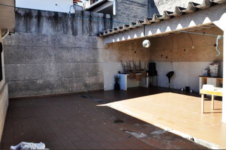Quintal e Área de Serviço de casa à venda com 2 quartos, 250m² em São Domingos, São Paulo