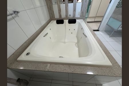 Banheiro da Suíte 1 de casa à venda com 3 quartos, 234m² em Jardim América, Goiânia