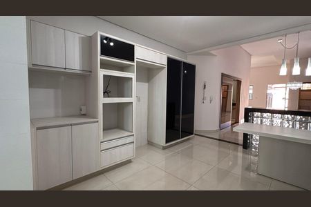 Casa à venda com 234m², 3 quartos e 4 vagas Casa à venda com 234m², 3 quartos e 4 vagasCozinha - Armários