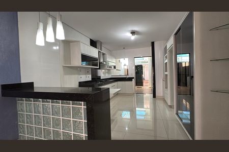 Casa à venda com 234m², 3 quartos e 4 vagas Casa à venda com 234m², 3 quartos e 4 vagasCozinha