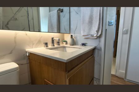 Apartamento para alugar com 221m², 4 quartos e 2 vagas Apartamento para alugar com 221m², 4 quartos e 2 vagasBanheiro da Suíte