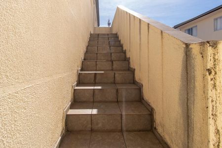Escada de apartamento para alugar com 1 quarto, 45m² em Novo Mundo, Curitiba