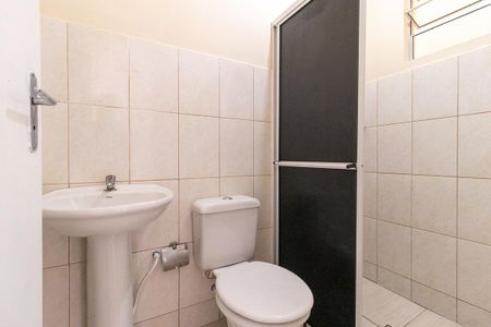 Banheiro de apartamento para alugar com 1 quarto, 45m² em Novo Mundo, Curitiba