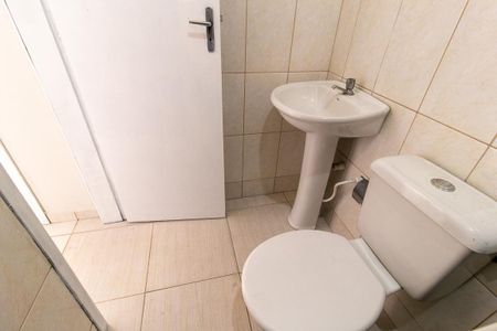 Banheiro de apartamento para alugar com 1 quarto, 45m² em Novo Mundo, Curitiba