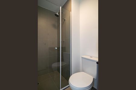 Banheiro social de kitnet/studio para alugar com 1 quarto, 28m² em Bela Vista, São Paulo
