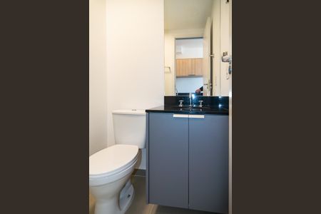 Banheiro social de kitnet/studio para alugar com 1 quarto, 28m² em Bela Vista, São Paulo