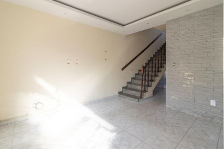 Sala de casa para alugar com 3 quartos, 300m² em Realengo, Rio de Janeiro