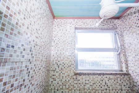 Banheiro de apartamento para alugar com 2 quartos, 45m² em Honório Gurgel, Rio de Janeiro
