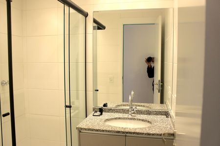 Banheiro social de apartamento à venda com 2 quartos, 58m² em Picanço, Guarulhos