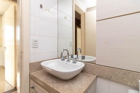 Banheiro Social de apartamento à venda com 3 quartos, 72m² em Cavalhada, Porto Alegre