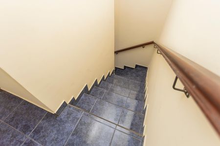 Casa à venda com 61m², 2 quartos e 2 vagasEscada