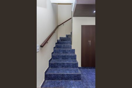 Casa à venda com 61m², 2 quartos e 2 vagasEscada
