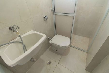 Banheiro e área de serviço de apartamento para alugar com 0 quarto, 40m² em Liberdade, São Paulo