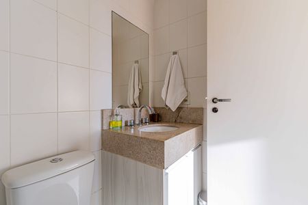 Banheiro social de apartamento para alugar com 1 quarto, 64m² em Vila Anglo Brasileira, São Paulo