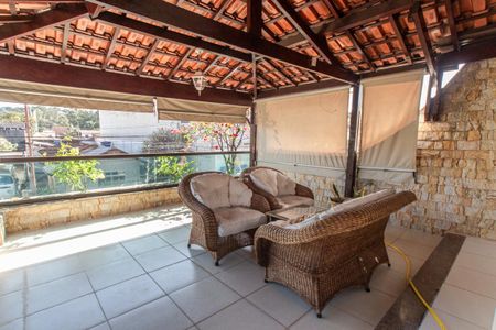 Casa à venda com 350m², 4 quartos e 2 vagas Casa à venda com 350m², 4 quartos e 2 vagasTerraço