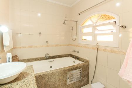 Casa à venda com 350m², 4 quartos e 2 vagas Casa à venda com 350m², 4 quartos e 2 vagasBanheiro da Suíte