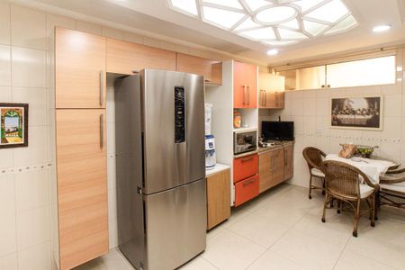 Casa à venda com 350m², 4 quartos e 2 vagas Casa à venda com 350m², 4 quartos e 2 vagasCozinha