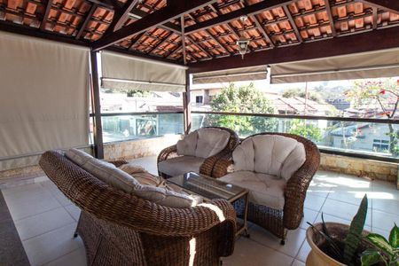 Casa à venda com 350m², 4 quartos e 2 vagas Casa à venda com 350m², 4 quartos e 2 vagasTerraço