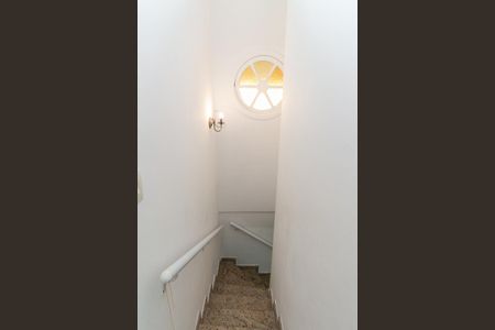 Casa à venda com 350m², 4 quartos e 2 vagas Casa à venda com 350m², 4 quartos e 2 vagasEscada