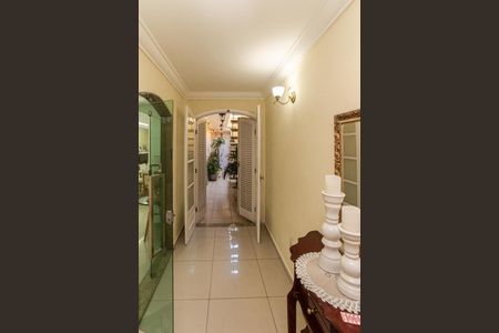 Casa à venda com 350m², 4 quartos e 2 vagas Casa à venda com 350m², 4 quartos e 2 vagasCorredor