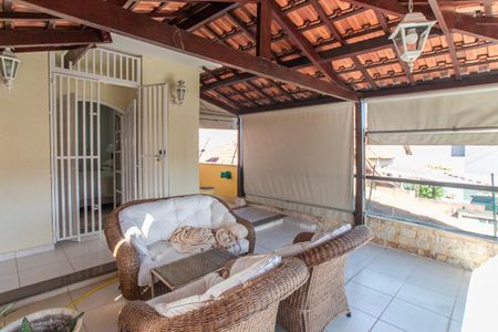 Casa à venda com 350m², 4 quartos e 2 vagas Casa à venda com 350m², 4 quartos e 2 vagasTerraço