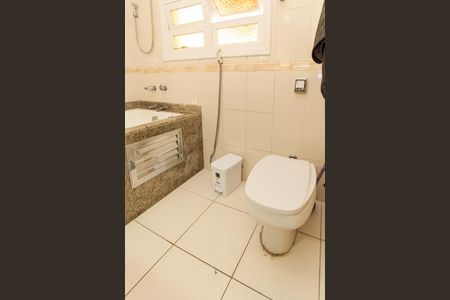 Casa à venda com 350m², 4 quartos e 2 vagas Casa à venda com 350m², 4 quartos e 2 vagasBanheiro da Suíte
