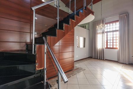 Casa à venda com 3 quartos, 405m² em Olaria, Contagem
