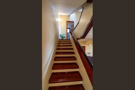 Casa de condomínio à venda com 379m², 4 quartos e 2 vagasEscadas 