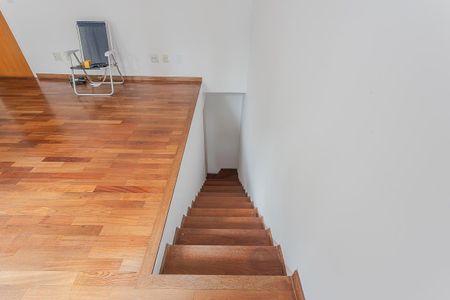 Escada de apartamento para alugar com 2 quartos, 71m² em Vila Madalena, São Paulo