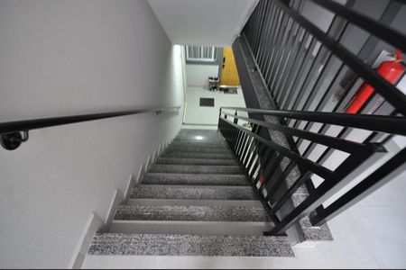 Escada de apartamento para alugar com 2 quartos, 46m² em Parque Vitoria, São Paulo