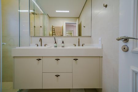 Apartamento à venda com 154m², 4 quartos e 2 vagas Apartamento à venda com 154m², 4 quartos e 2 vagasBanheiro da Suíte 1