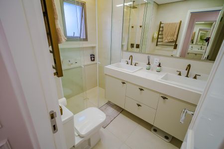 Apartamento à venda com 154m², 4 quartos e 2 vagas Apartamento à venda com 154m², 4 quartos e 2 vagasBanheiro da Suíte 1