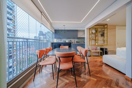 Apartamento à venda com 154m², 4 quartos e 2 vagas Apartamento à venda com 154m², 4 quartos e 2 vagasVaranda