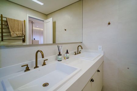 Apartamento à venda com 154m², 4 quartos e 2 vagas Apartamento à venda com 154m², 4 quartos e 2 vagasBanheiro da Suíte 1