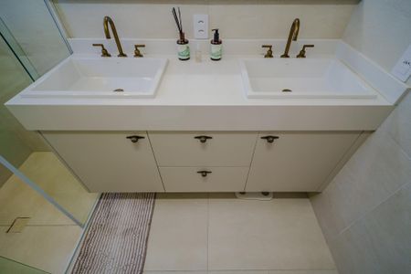Apartamento à venda com 154m², 4 quartos e 2 vagas Apartamento à venda com 154m², 4 quartos e 2 vagasBanheiro da Suíte 1