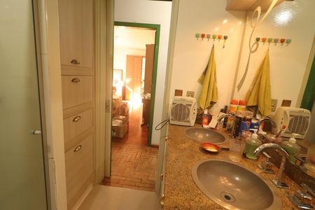 Casa à venda com 330m², 6 quartos e 2 vagasbanheiro 2