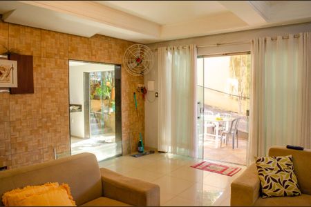 Casa à venda com 300m², 8 quartos e 10 vagas Casa à venda com 300m², 8 quartos e 10 vagasSala