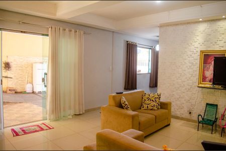 Casa à venda com 300m², 8 quartos e 10 vagas Casa à venda com 300m², 8 quartos e 10 vagasSala