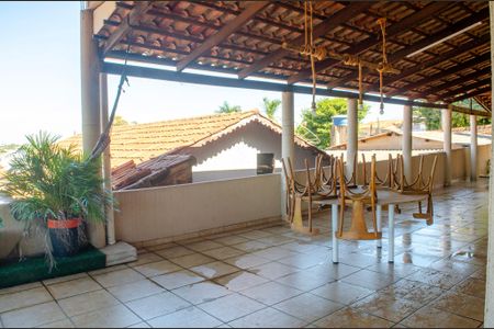 Casa à venda com 360m², 2 quartos e 8 vagasVaranda