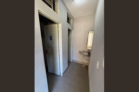 Casa à venda com 560m², 4 quartos e 7 vagas Casa à venda com 560m², 4 quartos e 7 vagasBanheiro 2