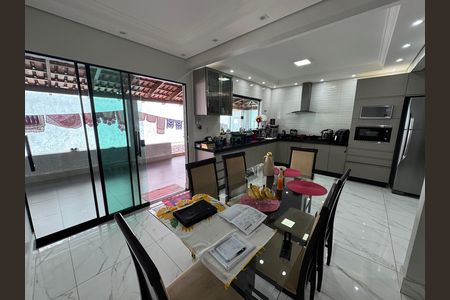 Casa à venda com 560m², 4 quartos e 7 vagas Casa à venda com 560m², 4 quartos e 7 vagasCozinha