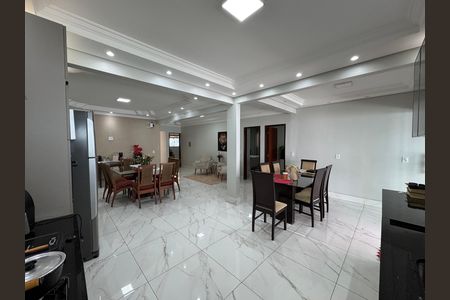 Casa à venda com 560m², 4 quartos e 7 vagas Casa à venda com 560m², 4 quartos e 7 vagasCozinha
